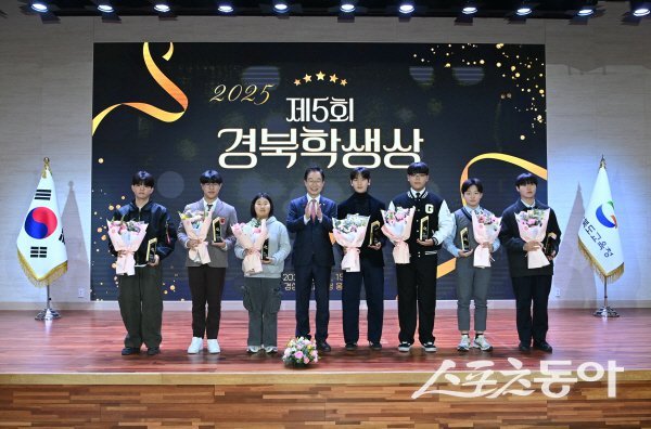 임종식 경상북도교육감이 ‘제5회 경북학생상’ 수상자들과 기념 촬영하고 있다. 사진제공 ㅣ 경북교육청