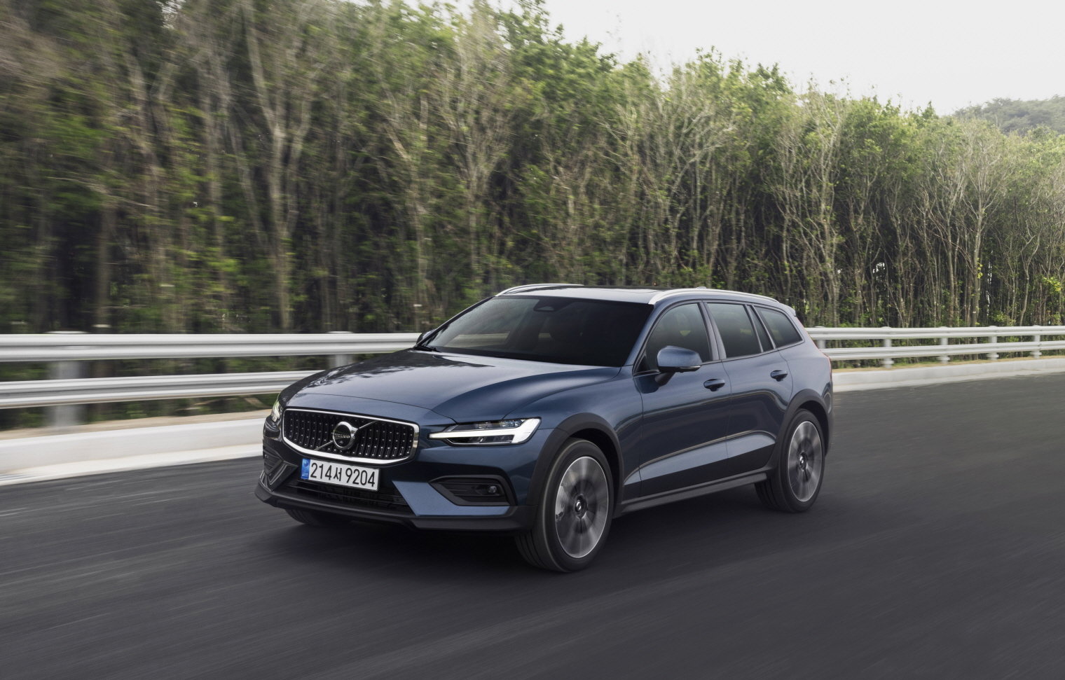 볼보 ‘V60CC’는 세단의 안락함과 SUV의 실용성을 결합한 왜건형 모델이다.  사진제공 ｜볼보자동차코리아