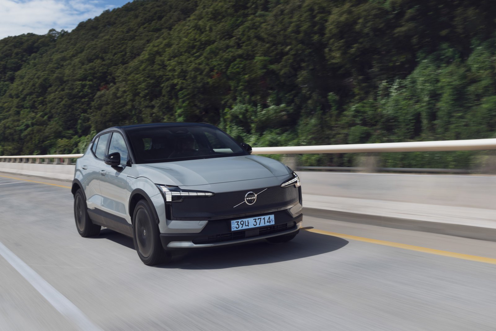 볼보자동차코리아가 새롭게 선보인 ‘EX30CC’는 브랜드 최초의 순수 전기 SUV 기반 크로스컨트리 모델이다. 전기차 특유의 강력한 토크와 CC 고유의 험로 주행 능력을 결합해 전동화 시대의 새로운 어드벤처 기준을 제시한다. 사진제공 ｜볼보자동차코리아