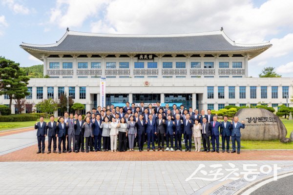 경상북도의회 의원들이 2025년도 의정활동을 마무리하면서 파이팅하고 있다. 사진제공 ㅣ 경북도의회