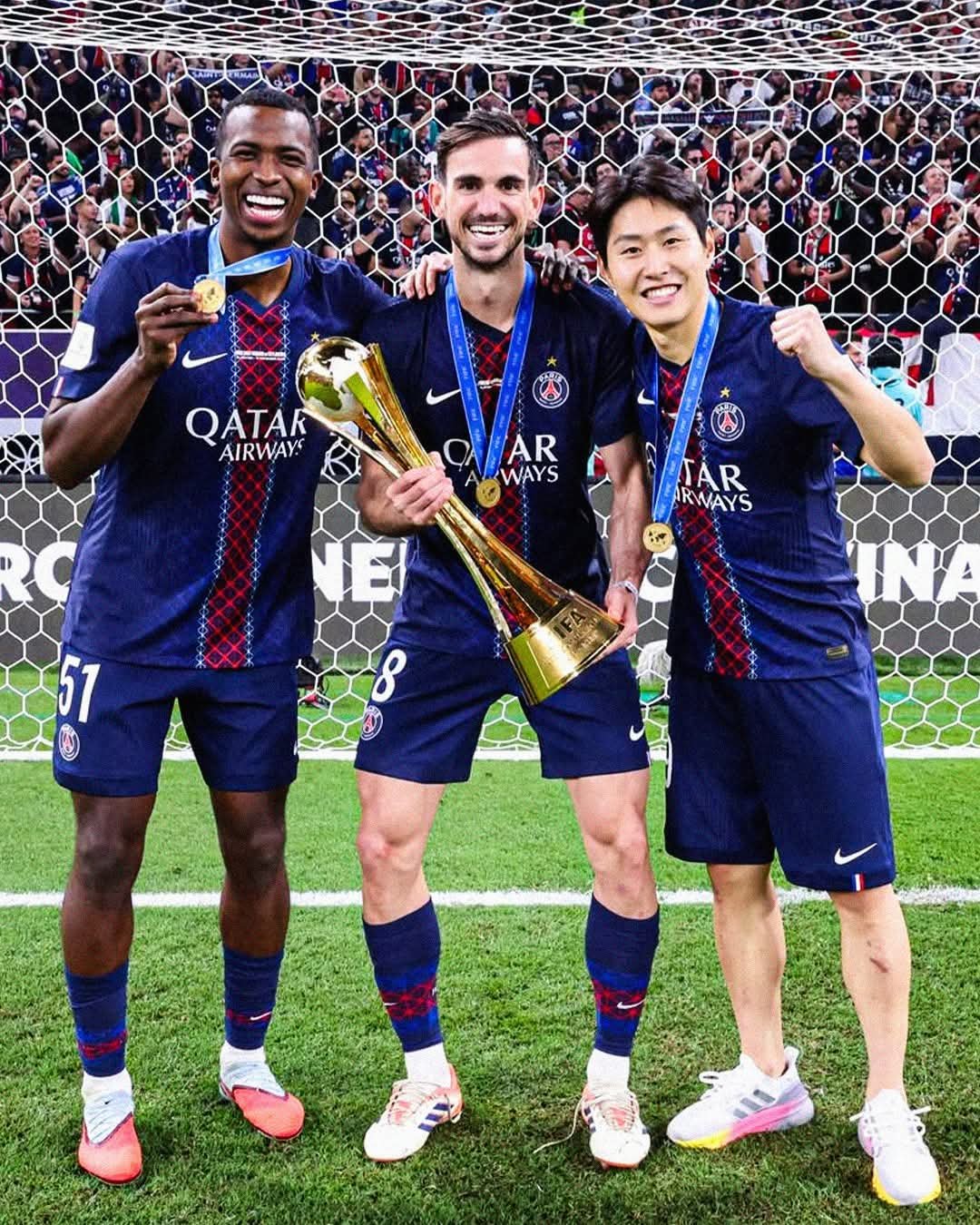 이강인(오른쪽)이 인터콘티넨탈컵 우승 메달을 걸고 활짝 웃고 있다. 사진출처｜PSG 페이스북
