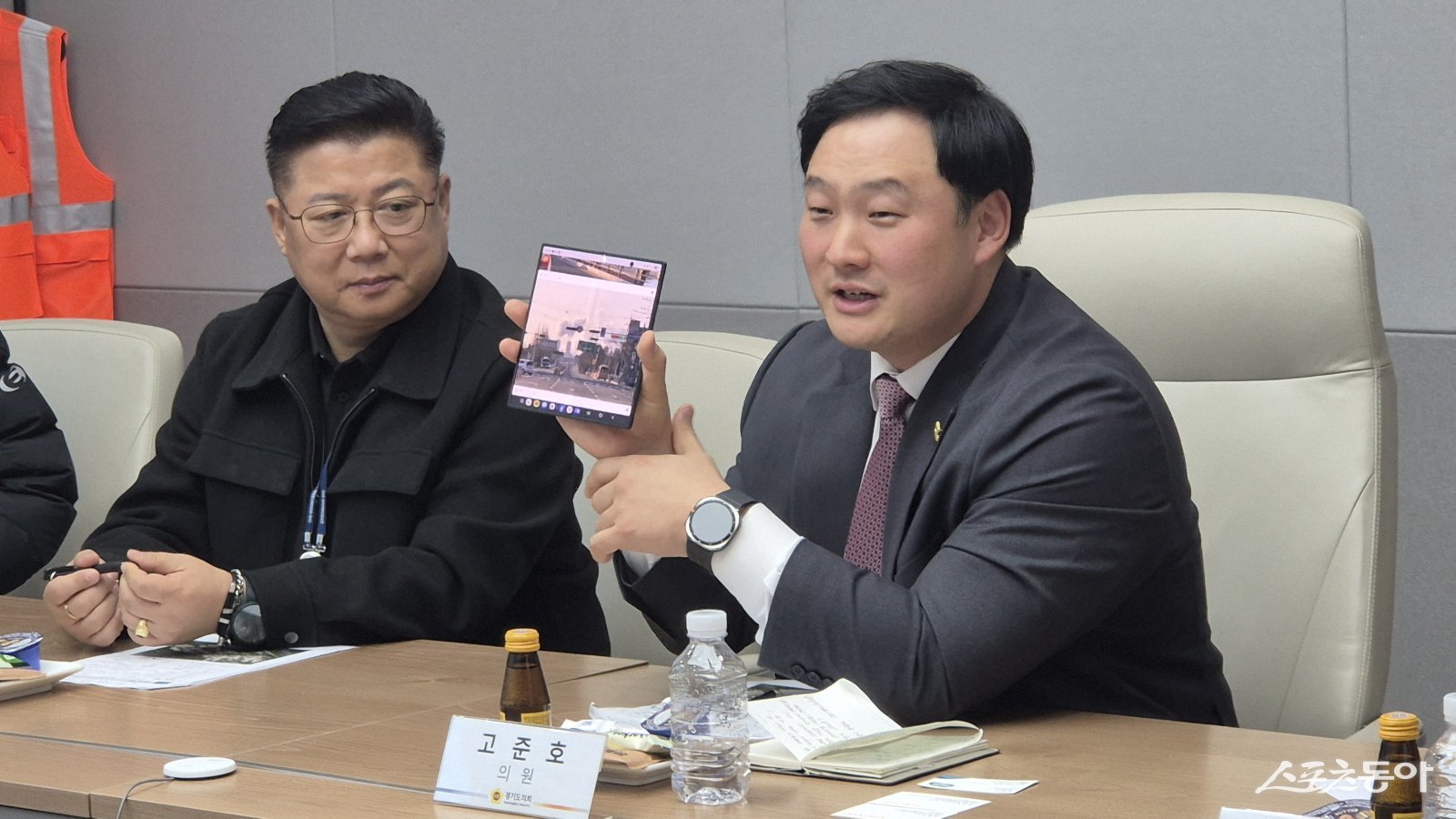 고준호 경기도의회 의원(국민의힘, 파주1)은 지난 19일 경기도 기후환경에너지국과 함께 파주시 문산읍에 위치한 파주천연가스발전소(LNG 복합화력발전소)를 방문해 환경시설 운영 실태와 주민 체감 영향을 점검하고, 주민 환원 구조 전반에 대한 개선 필요성을 공식 제기했다. 사진제공｜고준호 의원