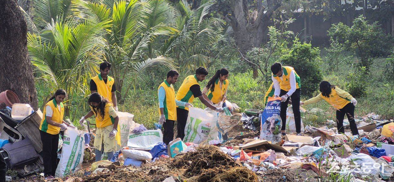 신천지 부산야고보지파 인도 벵갈루루교회의 116기 수료생과 성도들이 수료기념 특별 봉사로 쓰레기가 가득한 지역 보육원 주변을 치우고 있다. (사진제공=신천지예수교회)