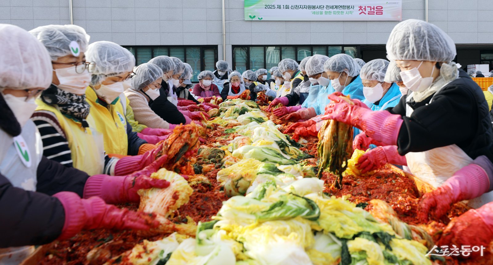 신천지 맛디아지파의 116기 수료생들이 6일 천안교회에서 김장 봉사를 하고 있다. (사진제공=신천지예수교회)