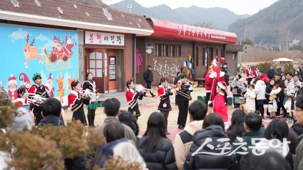 봉화군 ‘한겨울 분천산타마을 개장식’에서 마칭밴드 퍼레이드가 진행되고ㅓ 있다. 사진제공 ㅣ 봉화군