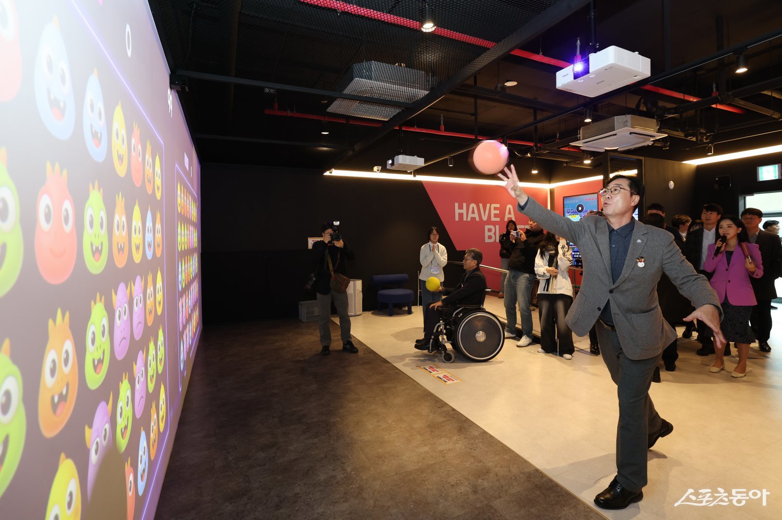 정명근 화성특례시장이 AR 스포츠 체험시설을 시연하고 있다. 사진제공｜화성시