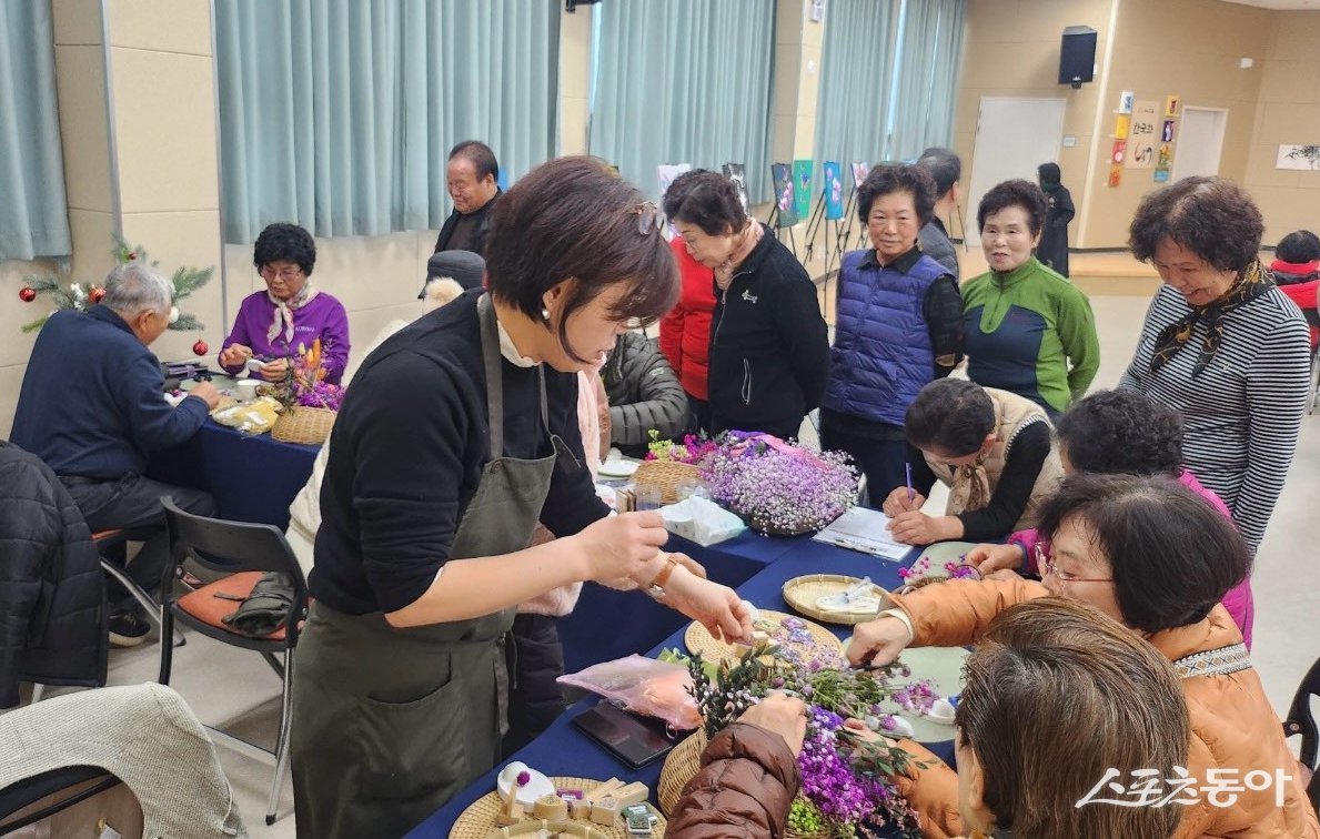 장흥군 노인복지관은  ‘2025년 노인복지관 배움나눔행사’를 개최하고  원예공예 석고방향제 만들기 체험을 하고 있다.  사진제공=장흥군