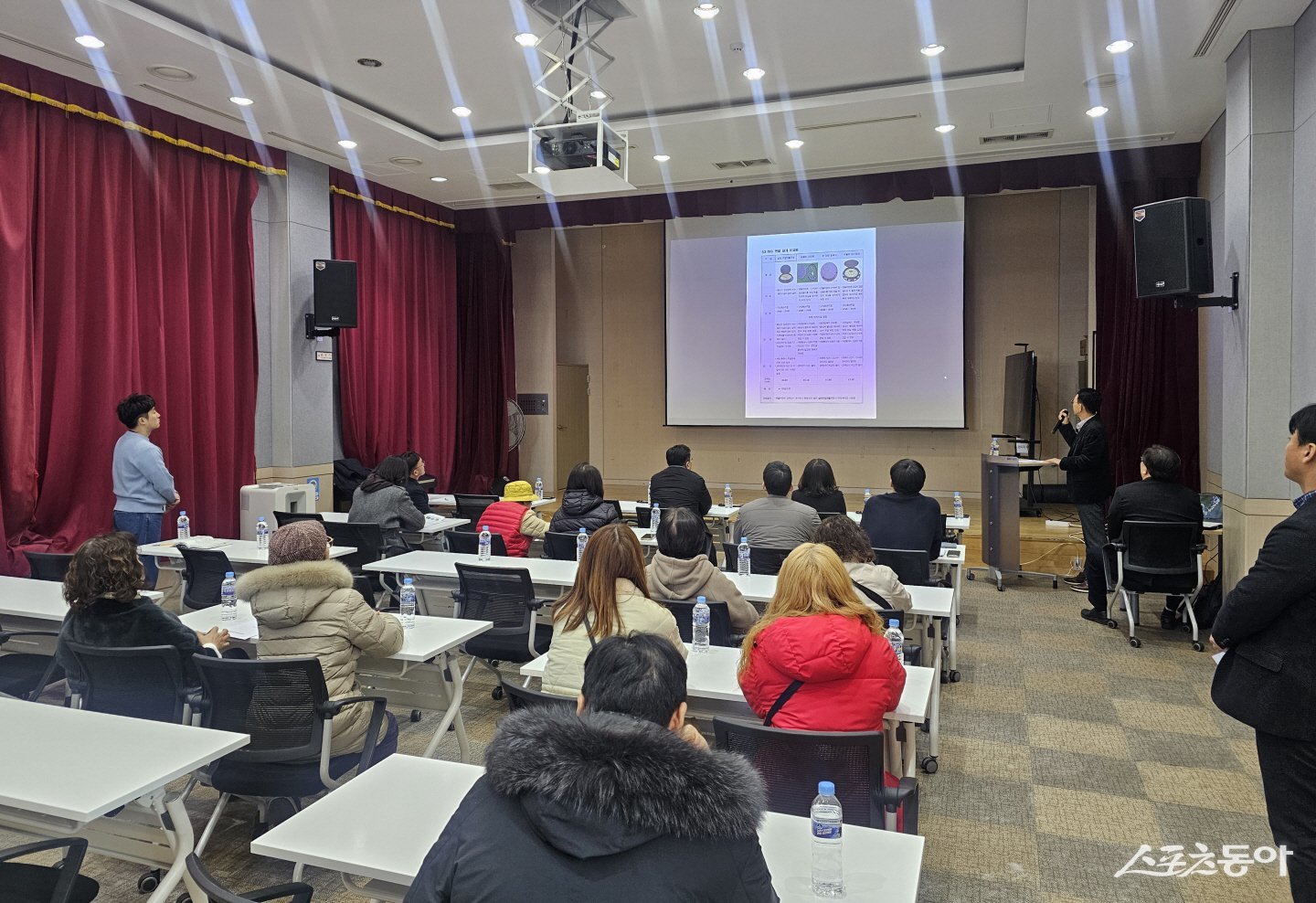 지난 18일 오이도문화복지센터에서 지역 주민과 상인을 대상으로 주민설명회를 개최했다. 사진제공｜시흥시