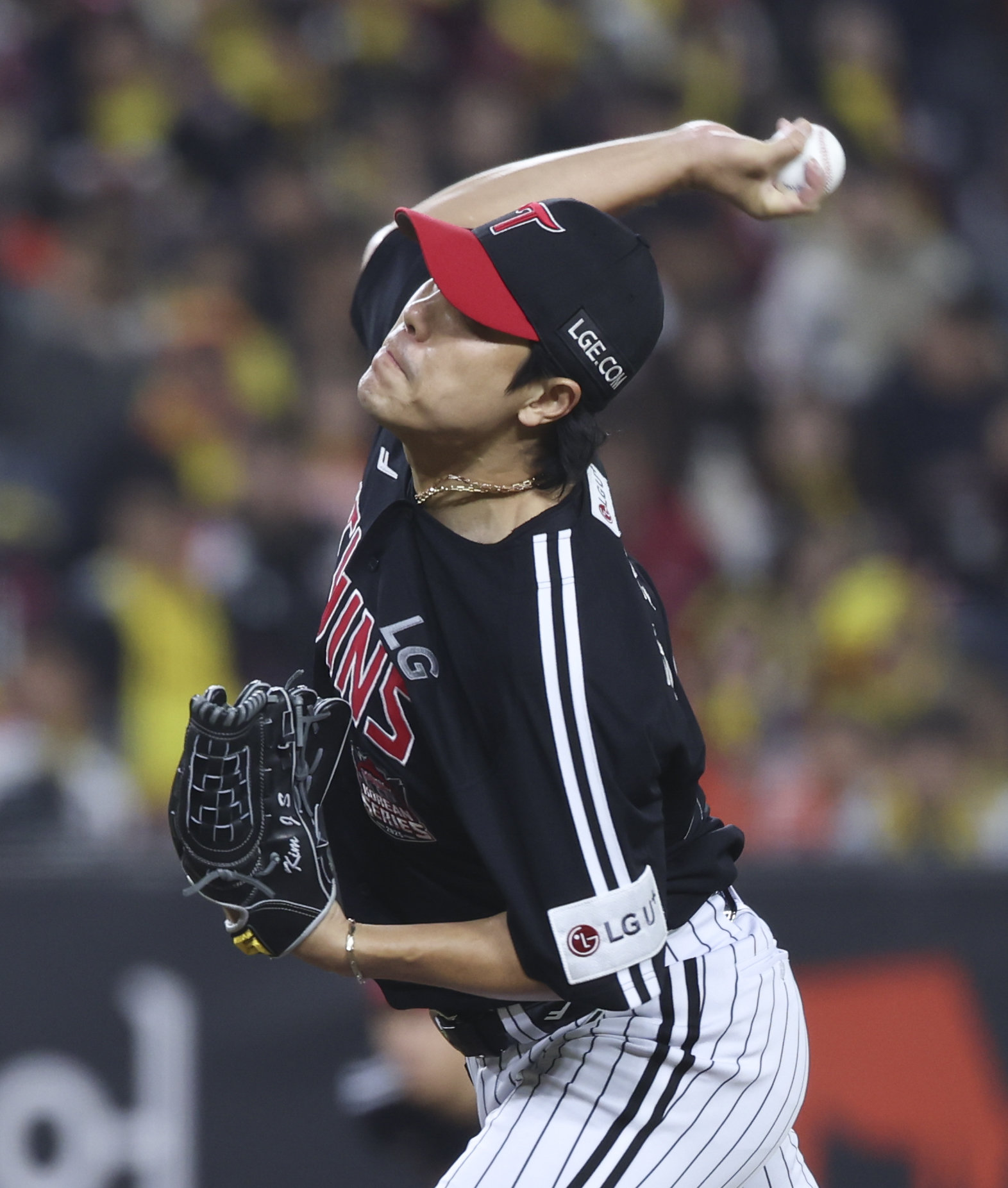 LG 김진성이 지난 10월 대전한화생명볼파크에서 열린 한화와 한국시리즈  3차전에서 힘차게 공을 던지고 있다. 김진성은 최근 3년 간 LG 불펜진의 핵심 역할을 수행했다. 내년부터는 동료들이 베테랑의 짐을 덜어줘야 한다. 뉴시스