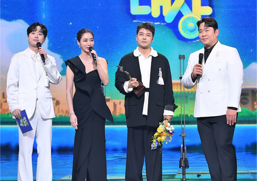 방송인 전현무가 ‘불법 의료 시술 의혹’과 관련해 해명을 내놓은지 하루 만에 KBS에서 대상을 수상해 화제를 모은다. 사진제공 | KBS