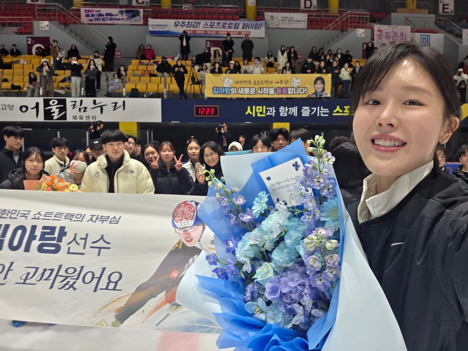 한국 쇼트트랙 선수로는 최초로 3회 연속 올림픽 메달을 목에 건 김아랑(오른쪽)이 20일 고양어울림누리 빙상장에서 열린 회장배 대회를 마지막으로 빙판과 작별을 고했다. 사진제공｜브리온컴퍼니