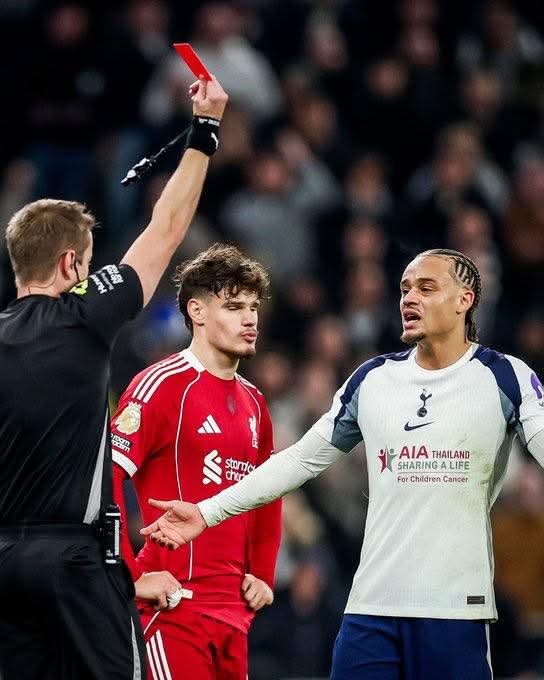 손흥민의 등번호 7번을 물려받은 토트넘의 사비 시몬스(오른쪽)가 21일(한국시간) 리버풀과 EPL 홈경기 도중 거친 파울로 퇴장을 당하고 있다. 사진출처｜SNS