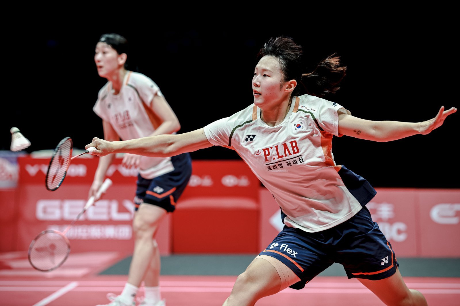 이소희-백하나는 21일 중국 항저우 올림픽스포츠센터 체육관에서 열린 여자복식 결승에서 후쿠시마 유키(32)-마츠모토 마유(30·일본·5위)를 게임 스코어 2-0(21-17 21-13)으로 제압하며 우승을 차지했다. 항저우(중국)｜신화뉴시스