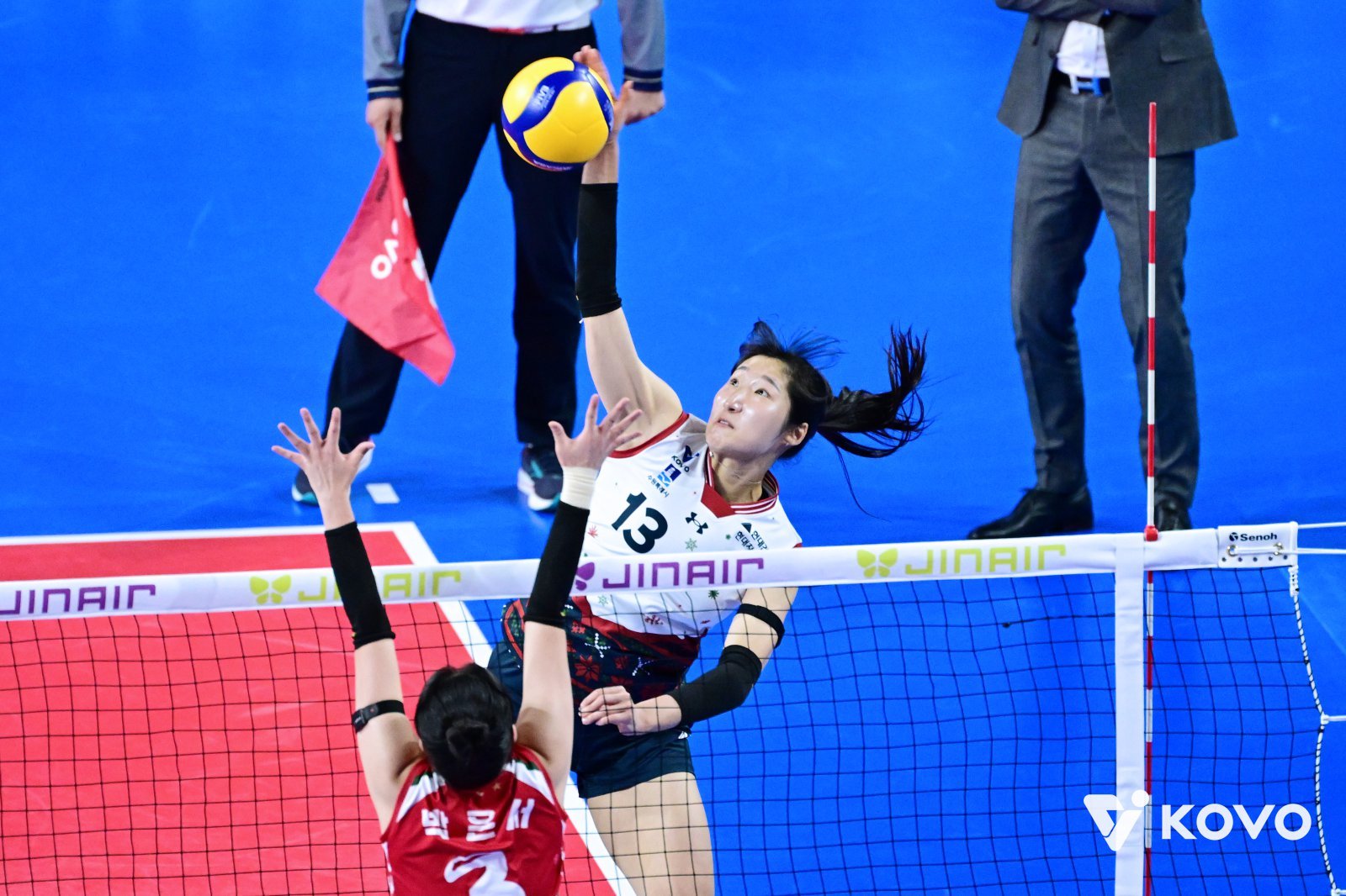 현대건설 토종 공격수 정지윤(13번)이 21일 화성종합실내체육관서 열린 V리그 여자부 원정경기서 IBK기업은행의 블로킹을 피해 스파이크 공격을 하고 있다. 사진제공｜KOVO
