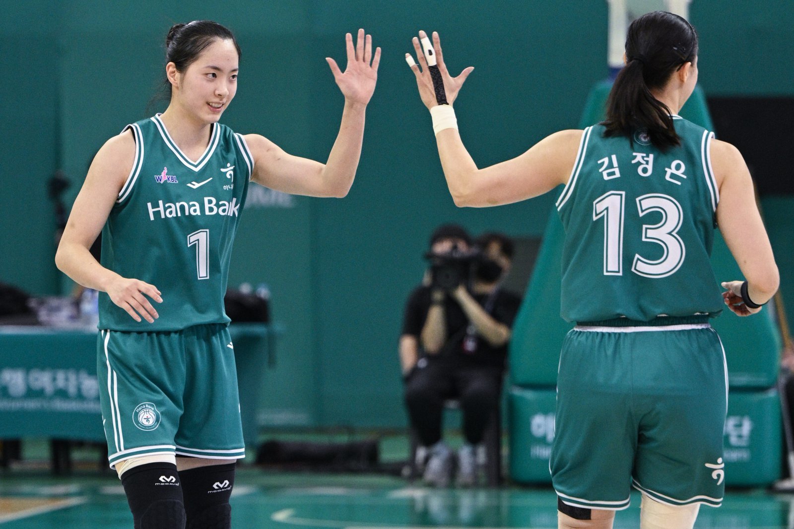 하나은행 박소희(왼쪽)가 21일 부천체육관에서 열린 우리은행전에서 김정은과 하이파이브를 하고 있다. 이날 박소희는 20점을 올리며 팀의 61-53 승리를 이끌었다. 사진제공｜WKBL