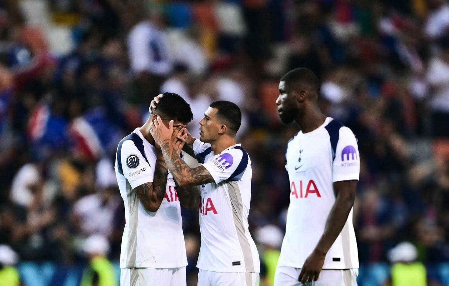 손흥민으로부터 주장 완장을 이어받은 크리스티안 로메로(왼쪽)가 21일(한국시간) 리버풀과 EPL 홈경기 막판에 거친 파울로 퇴장을 당하고 있다. 어리석은 주장을 위로하는 페드로 포로와 둘을 어이없다는 표정으로 바라보는 케빈 단소. 사진출처｜SNS