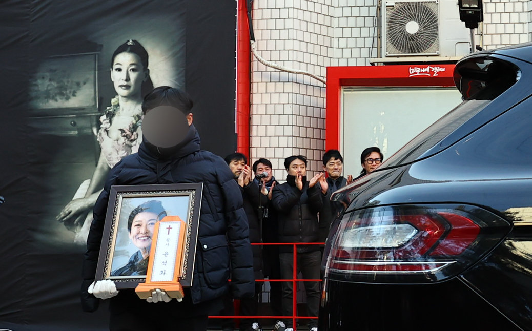 21일 서울 종로구 한예극장 앞에서 열린 배우 고 윤석화의 노제가 끝나고, 고인의 영정이 이동하고 있다.   노제가 열린 한예극장의 전신인 정미소는 고인이 직접 운영했던 대학로 설치극장이다.        뉴시스