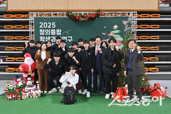 ‘2025년 창의융합 학생과제연구 페스티벌’ 참가자들이 파이팅하고 있다. 사진제공 ㅣ 경북교육청