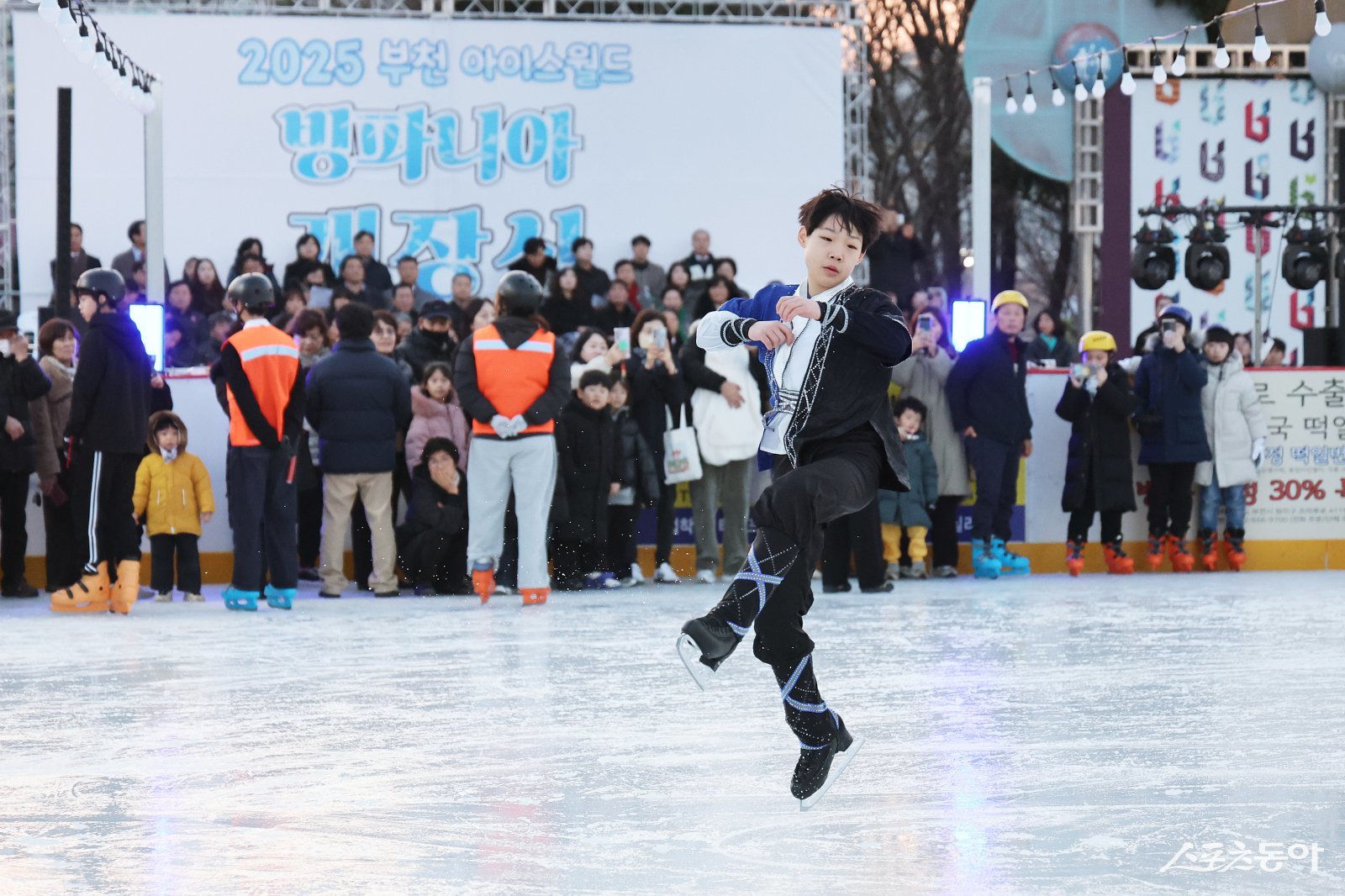 지난 19일, ‘빙파니아’ 개장식에서 부천시 피겨스케이팅 유망주 이윤호 선수의 축하 공연이 펼쳐졌다. 사진제공｜부천시