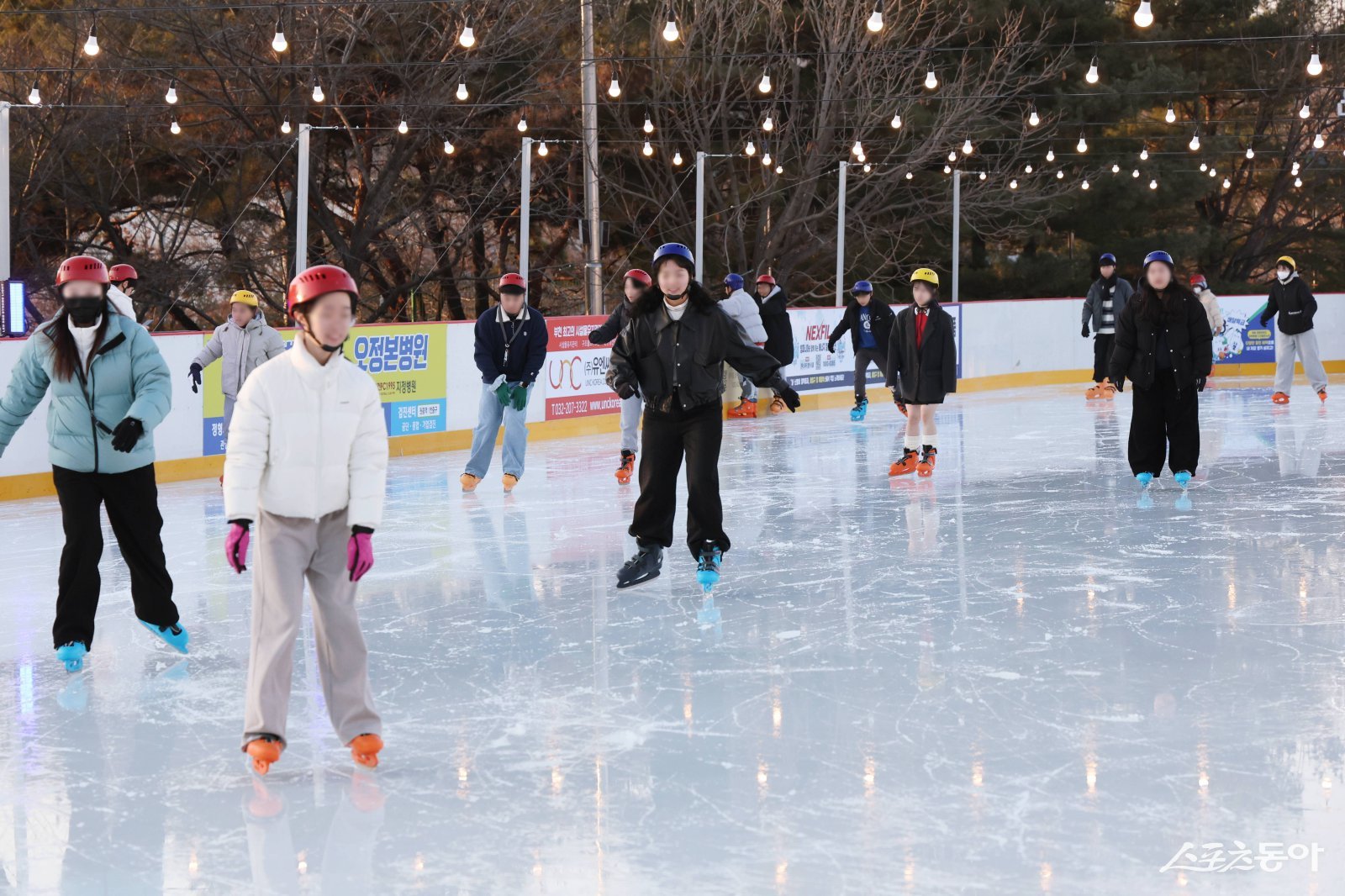 지난 19일, ‘빙파니아’ 개장식에서 시민들이 빙판 위에서 스케이팅을 즐기고 있다. 사진제공｜부천시