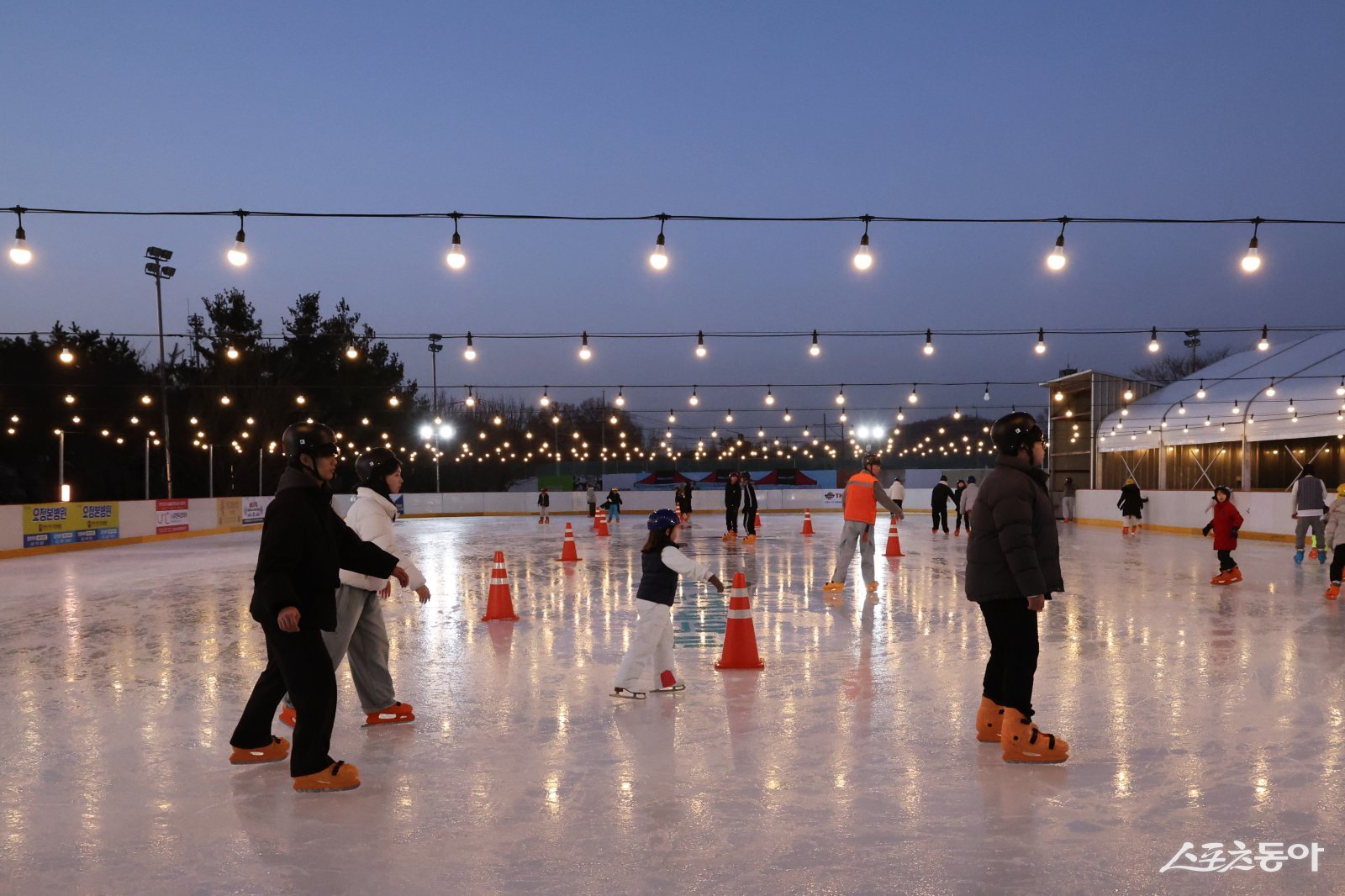 지난 19일, ‘빙파니아’ 개장식에서 시민들이 빙판 위에서 스케이팅을 즐기고 있다. 사진제공｜부천시