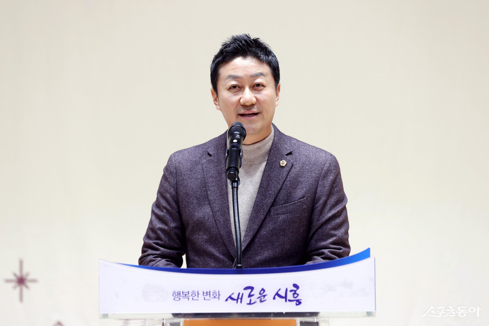 김진경 경기도의회 의장(더불어민주당·시흥3)은 지난 19일 오후 시흥시 체육관에서 열린 ‘2025 시흥시 체육인의 밤’ 행사에 참석해 올 한 해 시흥 체육 발전을 위해 땀 흘린 체육인들을 격려했다. 사진제공｜경기도의회