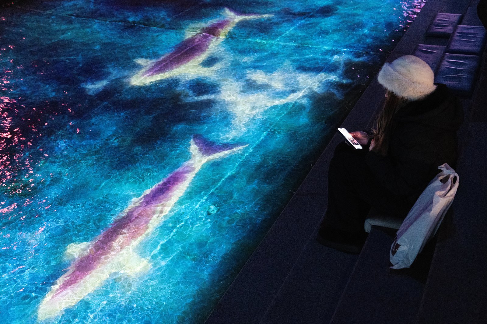 청계 소울 오션을 관람하는 관광객