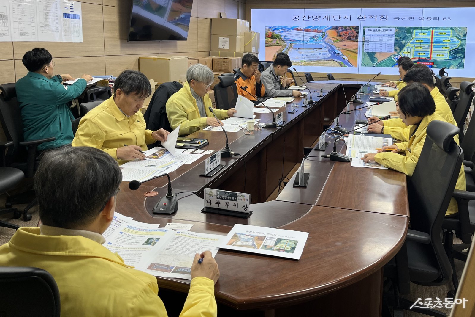 강상구 나주부시장이 지난 21일 행정안전부, 농림축산식품부와 함께 후속 대응 방안에 대해 논의하고 있다. 사진제공=나주시