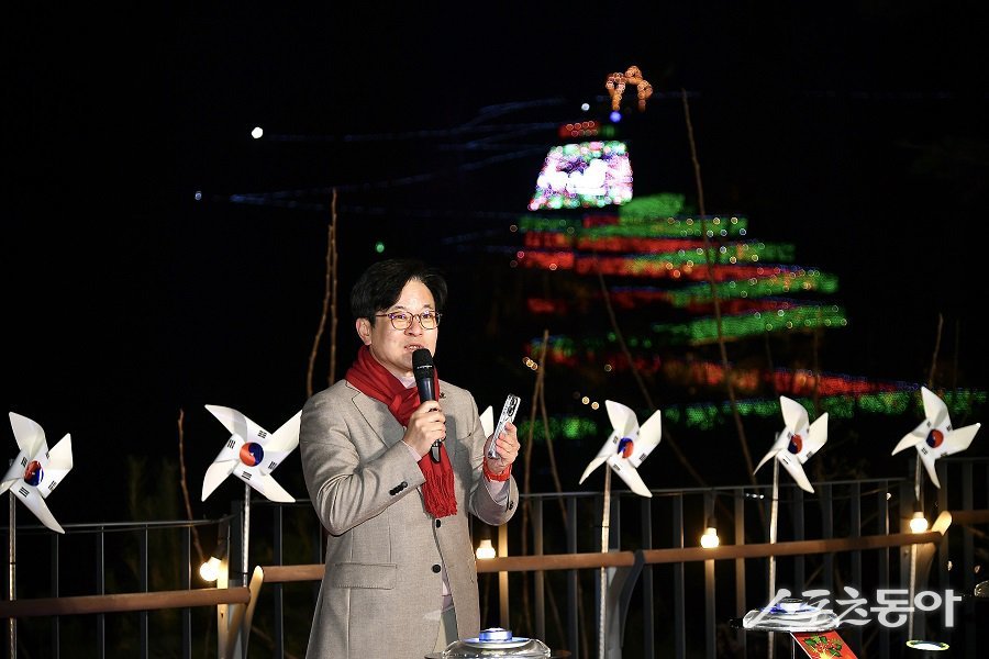 김병수 시장이  애기봉 윈터라이트 행사에서 인사말을 하고 있다. 사진제공｜김포시청