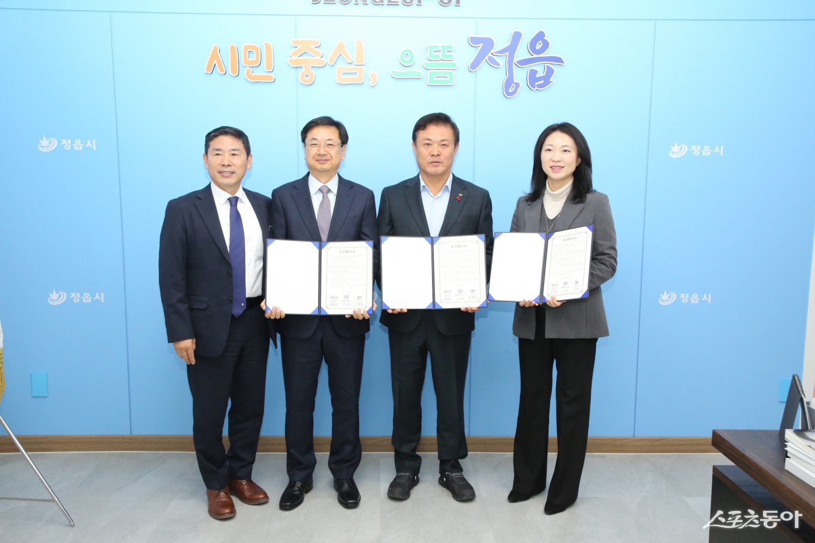 전북자치도와 정읍시가 22일 정읍시청에서 선박 엔진 핵심 부품 제조기업 캐스코㈜와 총 271억 원 규모의 설비 증설을 위한 투자협약(MOU)을 체결했다. 사진제공=정읍시