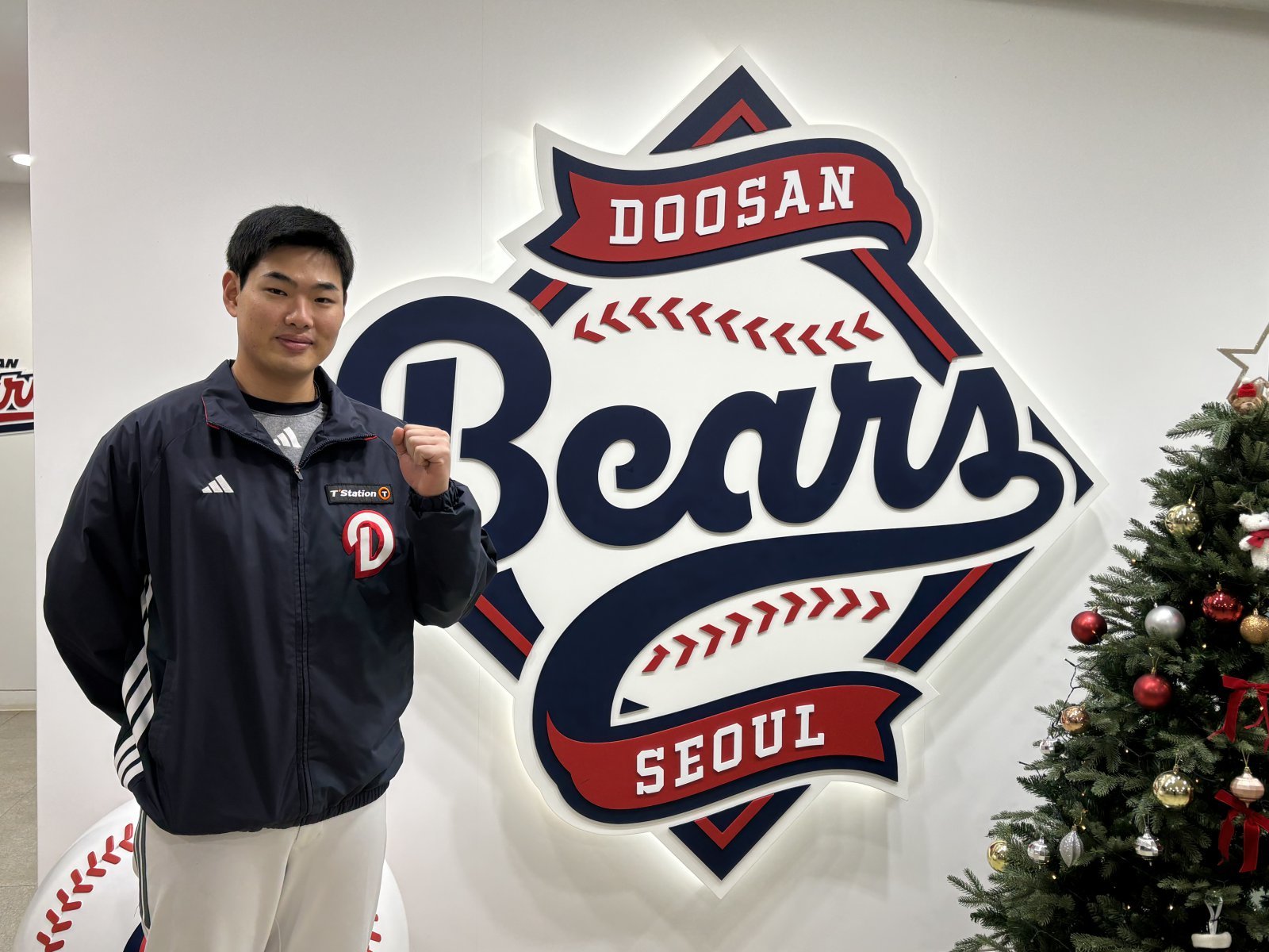 두산 홍성호는 지금까지 퓨처스(2군)리그에서만 3개의 트로피를 받았다. 이제는 1군에서 족적을 남기는 게 목표다. 잠실구장에서 스포츠동아와 인터뷰를 마친 뒤 포즈를 취한 홍성호. 잠실｜강산 기자 posterboy@donga.com