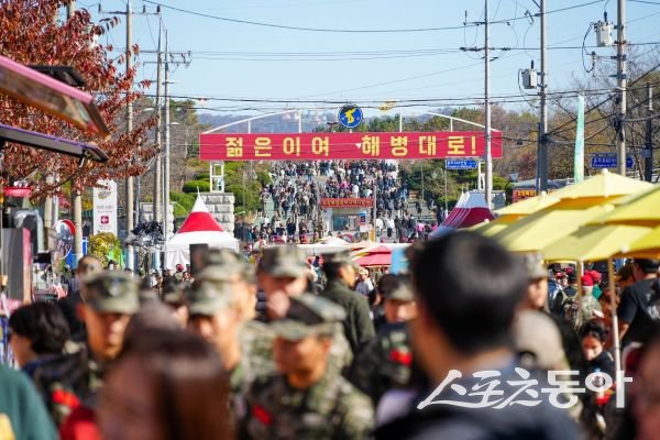 포항 해병대축제 당시 사람들이 북적이고 있는 모습. 사진제공ㅣ포항시