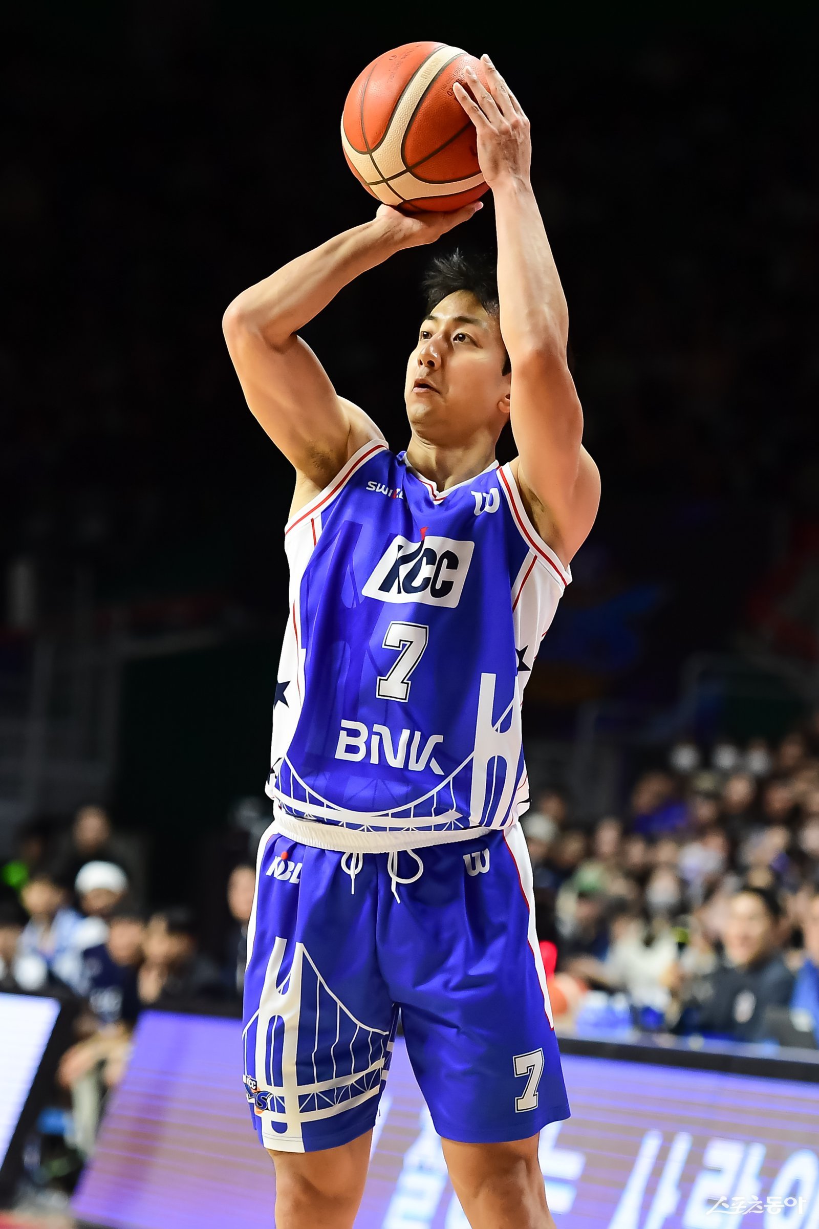 KCC 허훈이 21일 사직체육관에서 열린 KT전 도중 슛을 시도하고 있다. 사진제공｜KBL