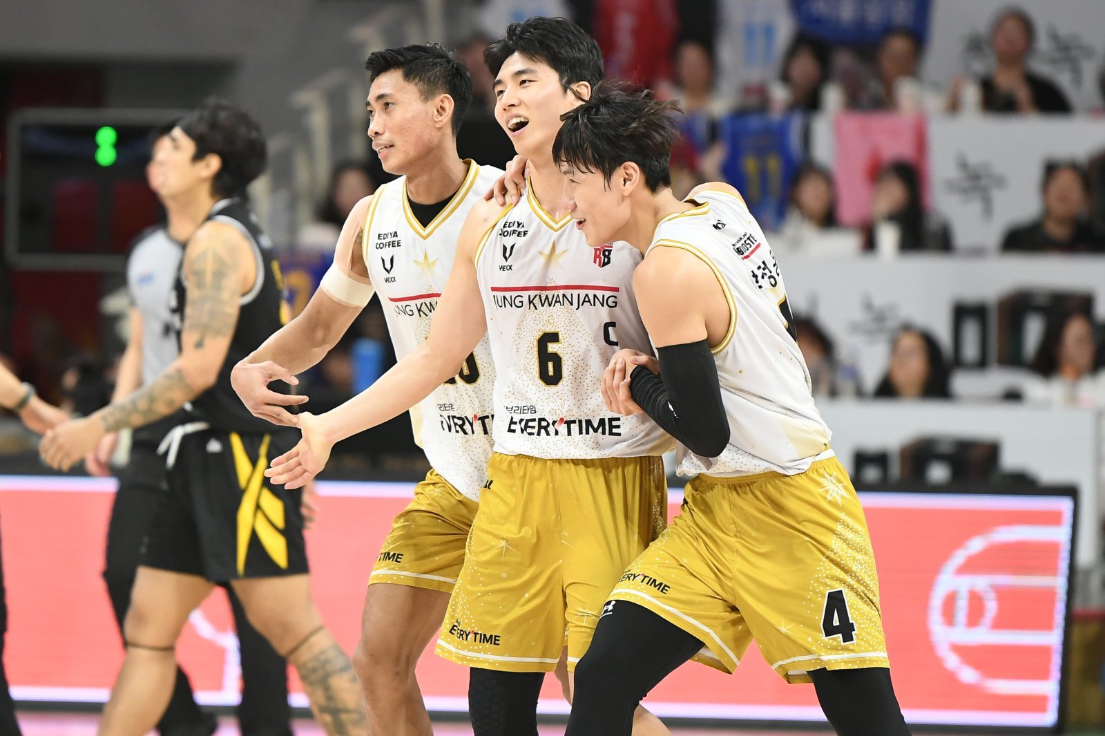 득점에 기뻐하는 정관장 선수들. 사진제공｜KBL