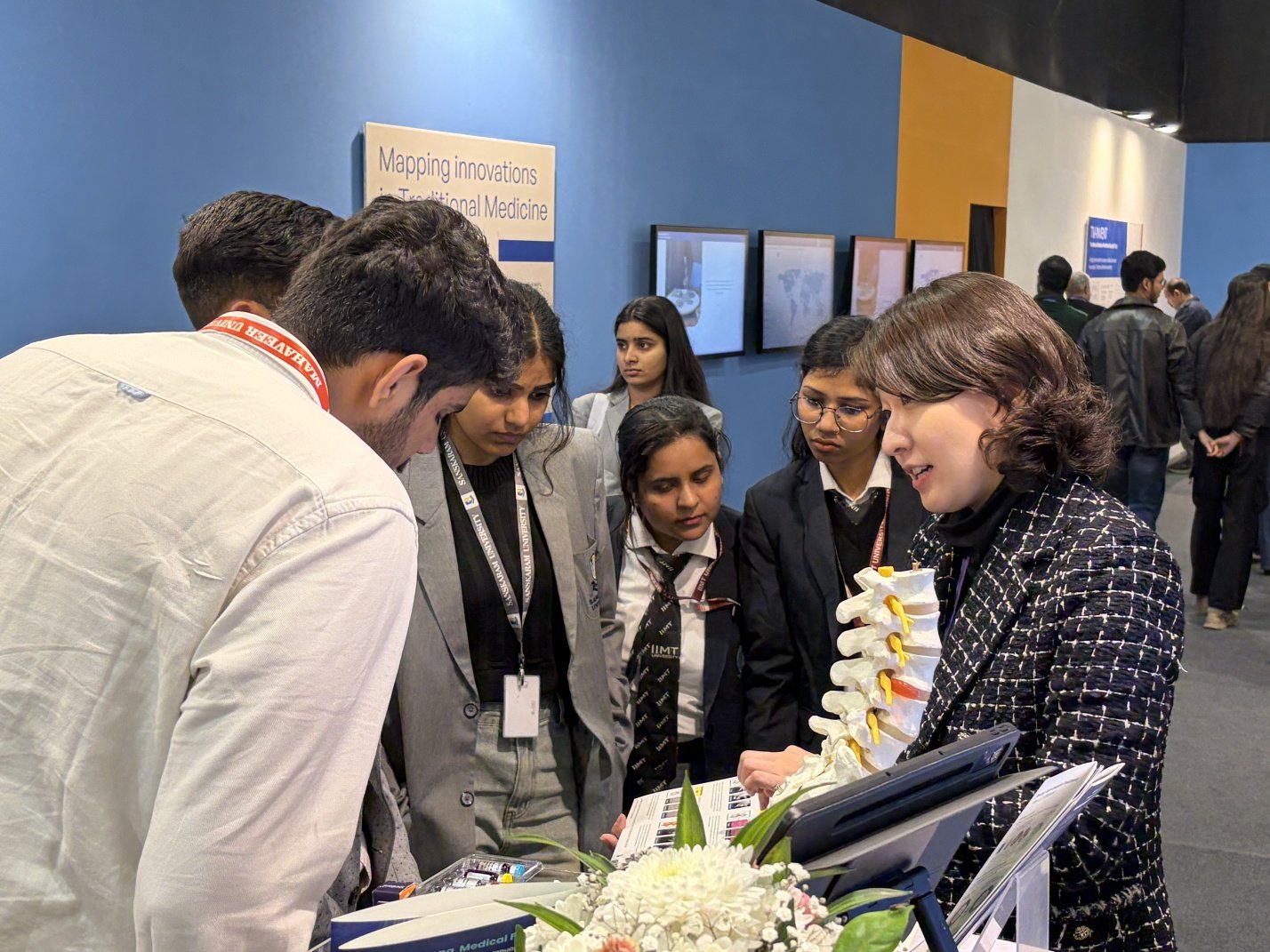 ‘WHO 전통의학 글로벌 서밋’ 내 자생한방병원 부스를 찾은 방문객들. 사진제공｜자생한방병원