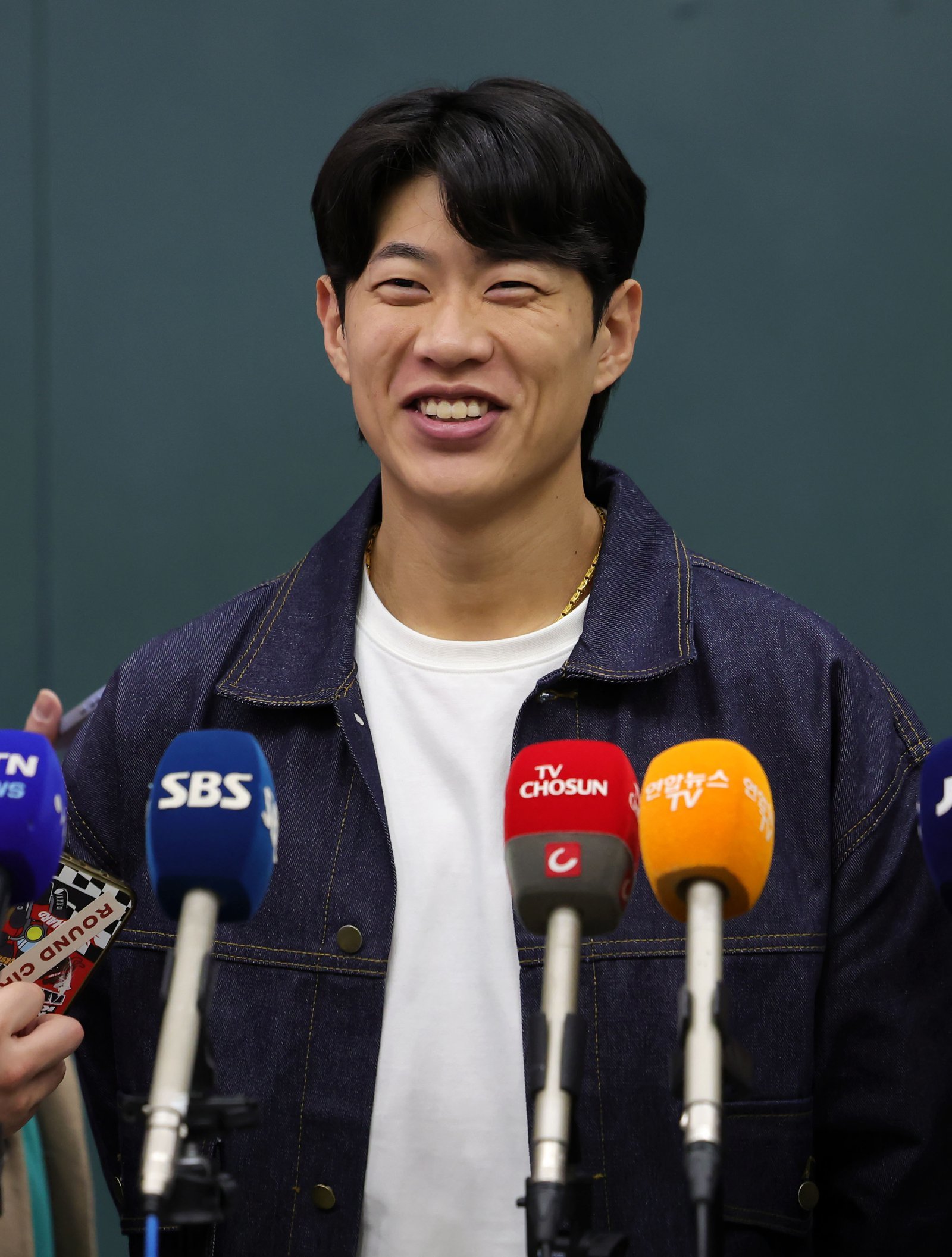 샌디에이고 파드리스와 계약을 마친 송성문이 23일 인천국제공항 제1터미널을 통해 귀국한 뒤 취재진과 인터뷰를 하고 있다. 인천공항｜뉴시스