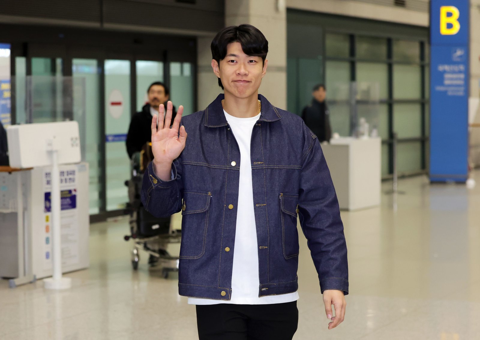 샌디에이고 파드리스와 계약을 마친 송성문이 23일 인천국제공항 제1터미널을 통해 귀국해 손을 흔들고 있다. 인천공항｜뉴시스