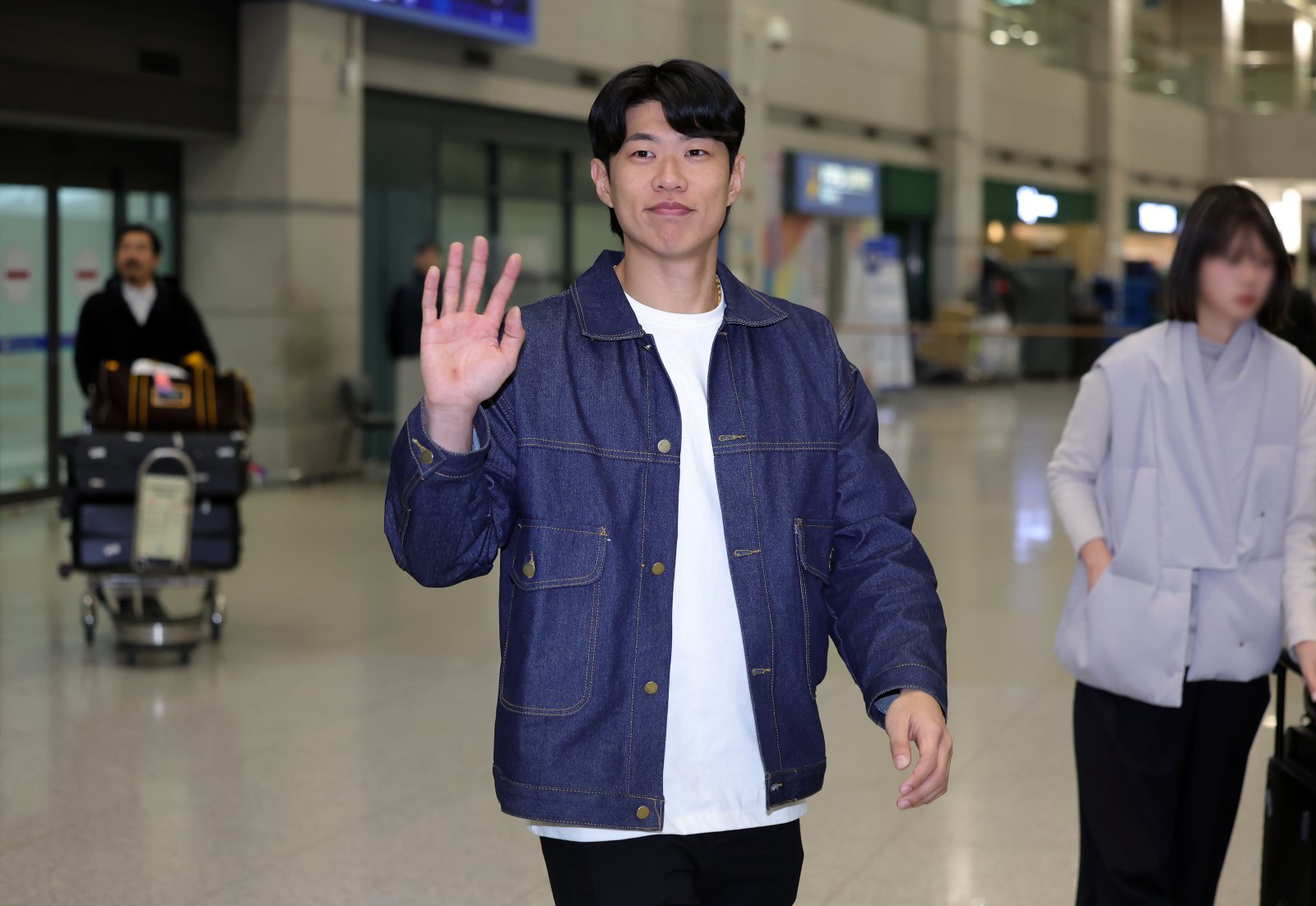 송성문이 23일 인천국제공항을 통해 귀국한 뒤 손을 흔들고 있다. 이날 송성문은 원 소속팀 키움을 향한 고마움을 거듭 나타냈다. 인천공항｜뉴시스