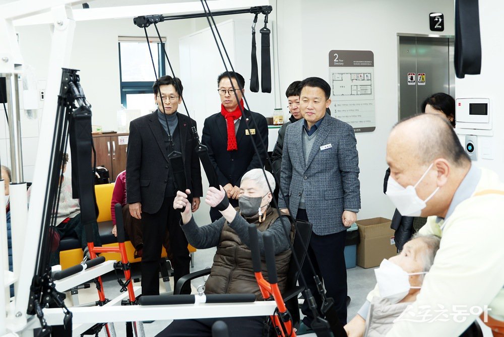 파주시는 22일 재건축공사를 통해 새로 단장한 파주시은빛사랑채(시립 주야간보호센터) 개관식을 하고 있다. 사진제공ㅣ파주시 