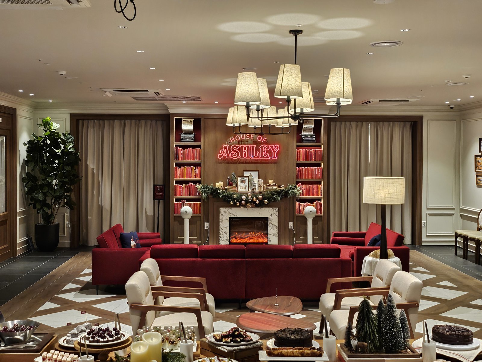 브랜드 세계관, 스토리, 헤리티지를 공간으로 구현한 전시형 팝업 ‘하우스 오브 애슐리’ 내부 전경. 사진제공|이랜드이츠