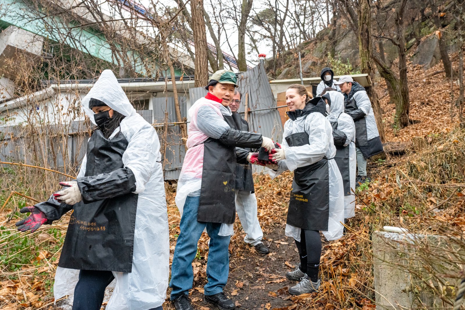 연탄 나눔 봉사에 참여한 서울관광재단 길기연 대표이사와 임직원 및 외국인 하이커