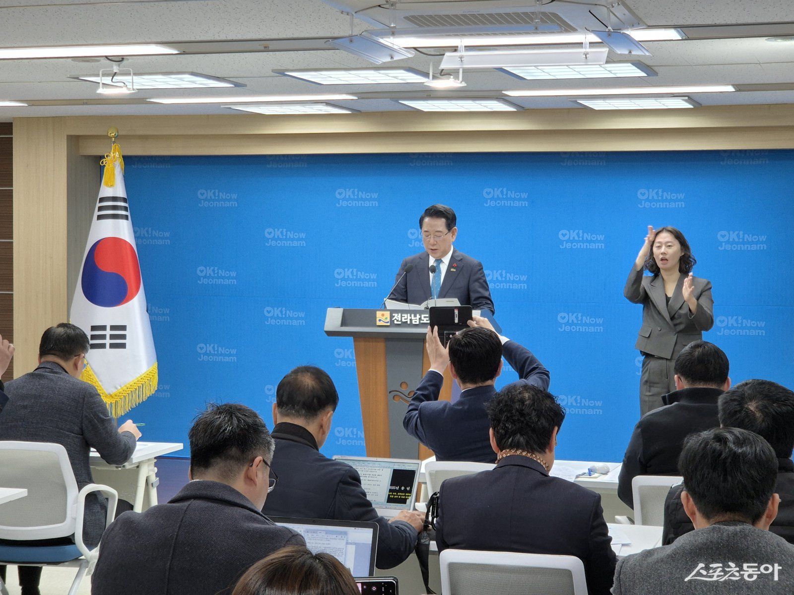 김영록 전남도지사는 23일 오전 도청 브리핑룸에서 2025년 송년기자간담회를 개최했다. 사진제공=김민영 기자