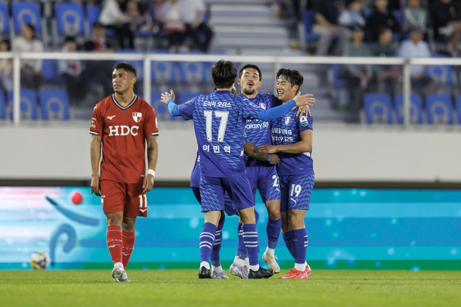 수원은 다음 시즌 승격을 위해 선수단 정리를 진행 중이다. 베테랑 수비수 이기제(오른쪽 두 번째)를 중심으로 한 고참들을 정리하고 젊은 선수들을 위주로 새 시즌 주축을 구축하겠다는 계획이다. 사진제공|한국프로축구연맹