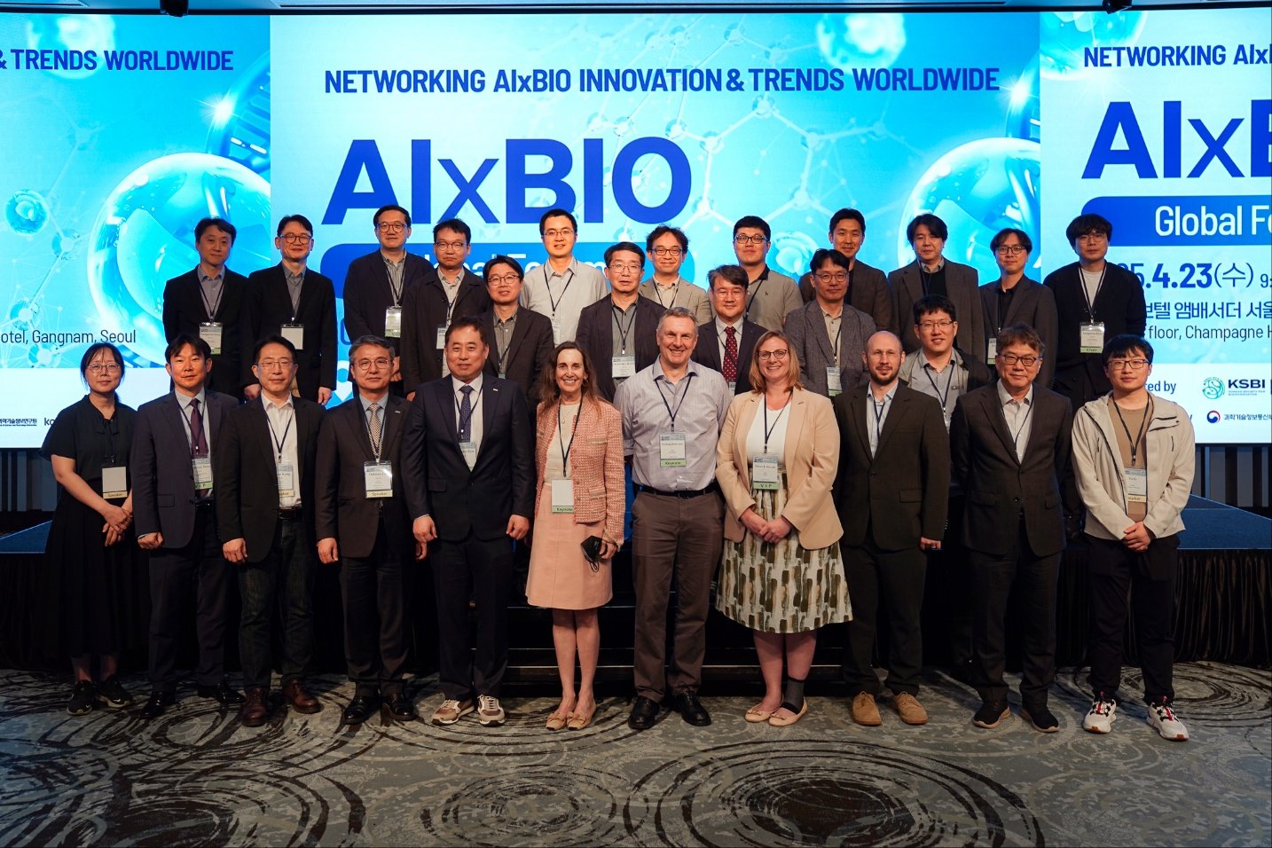 4월 서울에서 개최된 AIxBIO 국제컨퍼런스에 참가한 국제계산생물학회 임원진 및 관계자 단체사진