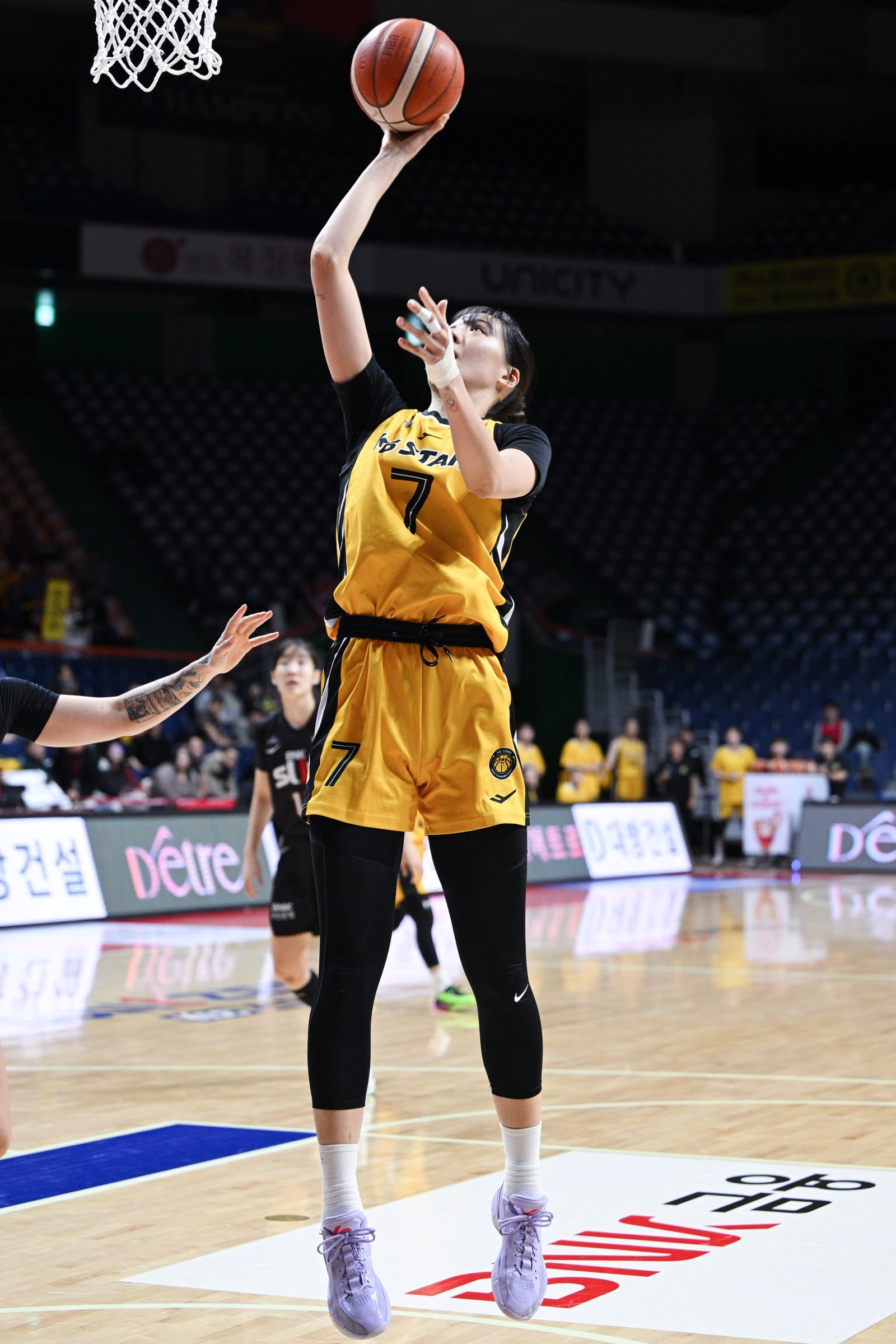 박지수의 컨디션이 올라오면서 KB스타즈도 우승 후보의 면모를 되찾아가고 있다. 22일 BNK전에서 골밑 공격을 시도하는 박지수. 사진제공｜WKBL