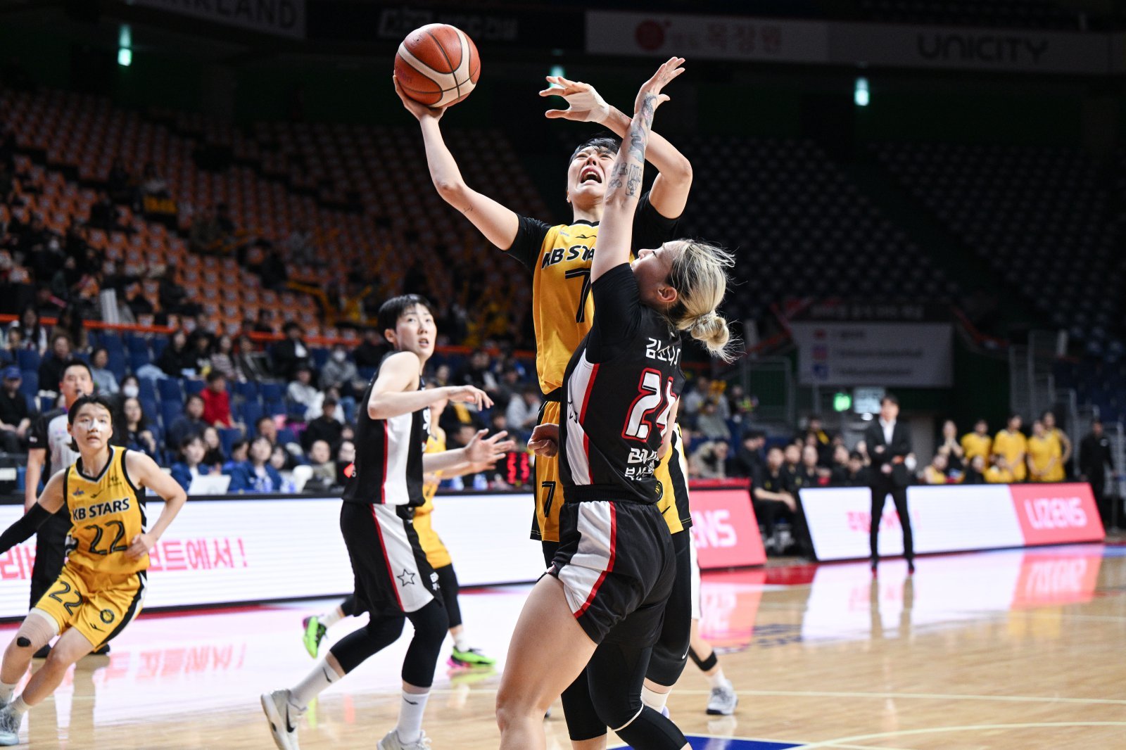 박지수(가운데)의 컨디션이 올라오면서 KB스타즈도 우승 후보의 면모를 되찾아가고 있다. 22일 BNK전에서 김소니아의 수비를 뚫고 레이업슛을 시도하는 박지수. 사진제공｜WKBL