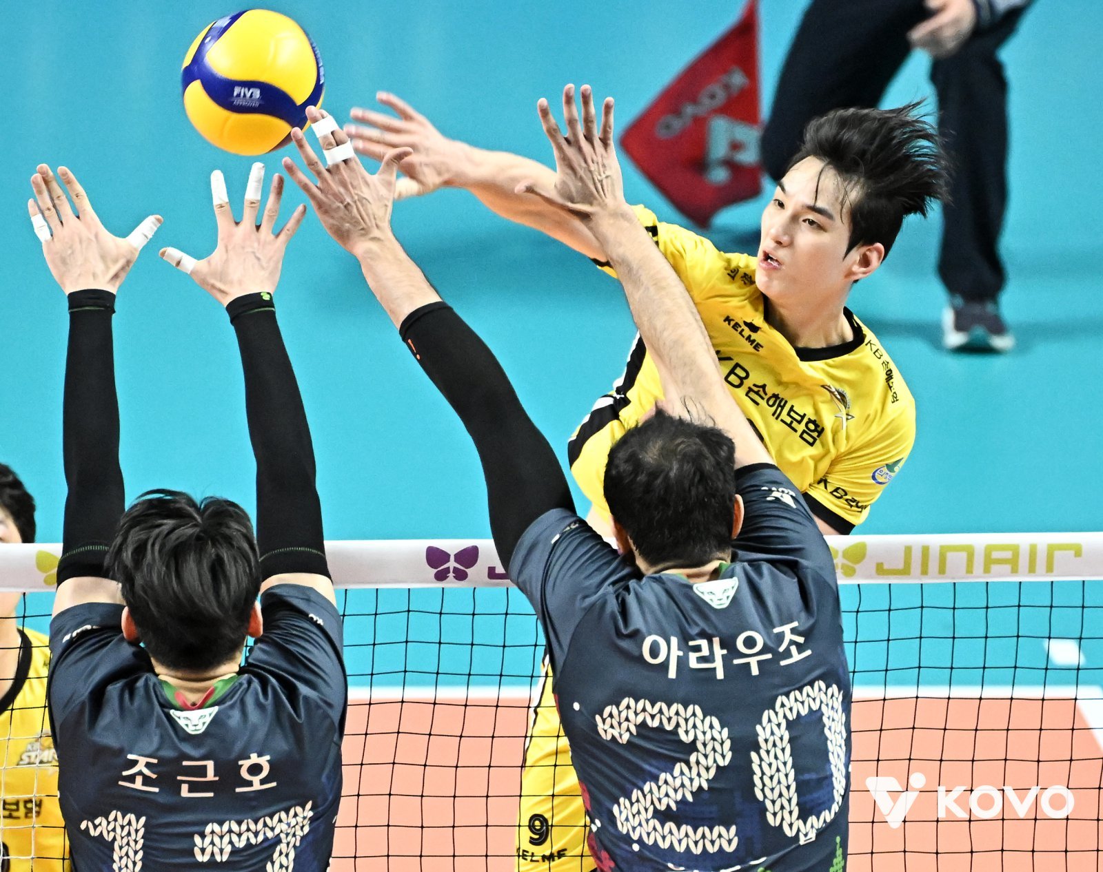 KB손해보험 임성진이 21일 우리카드와 원정경기 도중 상대 블로킹을 피해 스파이크를 하고 있다. 사진제공|KOVO