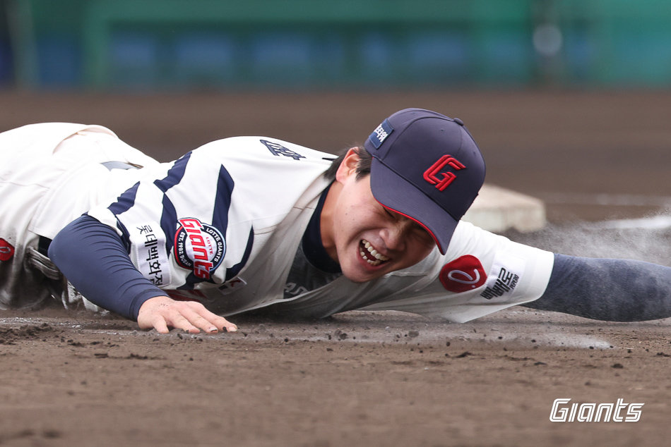 롯데 박찬형이 일본 미야자키 다이오다니운동공원야구장에서 열린 수비 강화 캠프 도중 펑고 훈련을 소화하고 있다. 사진제공｜롯데 자이언츠