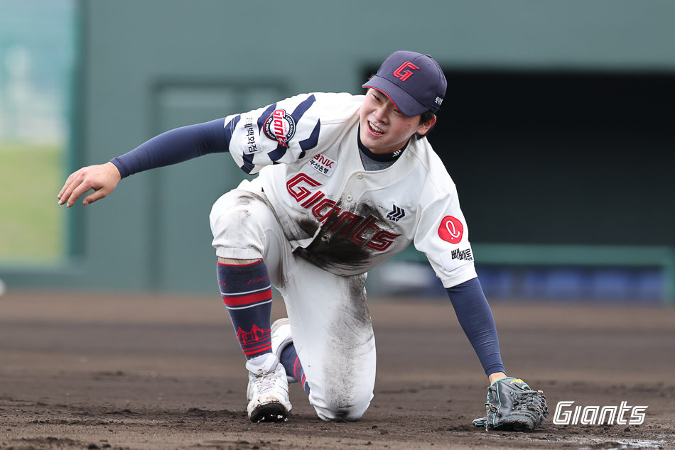 롯데 박찬형이 일본 미야자키 다이오다니운동공원야구장에서 열린 수비 강화 캠프 도중 펑고 훈련을 소화하고 있다. 사진제공｜롯데 자이언츠