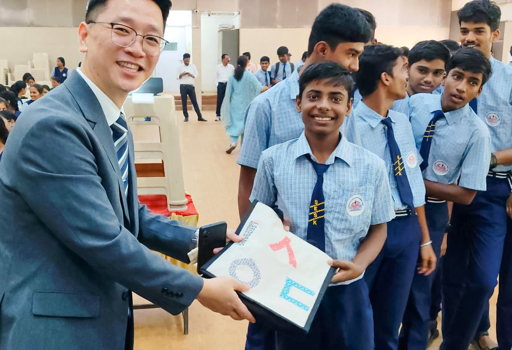 인도 뭄바이의 올드수드가드 중등학교에서 헬로한글 프로그램 후 아이서당 관계자가 학생들에게 한글 자모가 새겨진 에코백을 선물하고 있다.